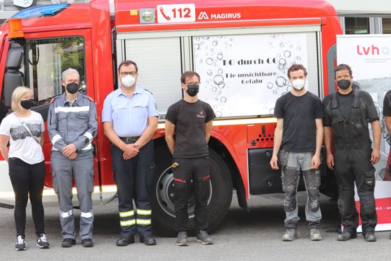 Wartung von Feuerstellen wichtig: Zwei Jahre lang haben Kaminkehrer und Ofenbauer gemeinsam mit der Feuerwehr darüber informiert, wie lebensrettend wichtig die richtige Wartung und Adaptierung von Öfen ist. Im Bild beim Abschluss der Kampagne am 8. Juni vergangenen Jahres: (v.l.) Melanie Blasbichler (Arbeitsgruppe KO durch CO), Christoph Oberhollenzer, Hansjörg Elsler, Christian Resch, Christian Gross, Richard Schupfer (Alt-Obmann der Kaminkehrer im lvh). (Foto: LPA/Maja Clara)