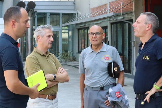 Kolonne auf den Weg geschickt: (von links) Zivilschutz-Bereitschaftsdiensthabender Jonas Hochkofler, stellvertretender Direktor der Agentur für Bevölkerungsschutz Willigis Gallmetzer, Bezirksfeuerwehrpräsident Untervinschgau und Vorstandsmitglied des Landesverbandes der Freiwilligen Feuerwehren Roman Horrer, Berufsfeuerwehroffizier Marco Baldasso. (Foto: LPA/Maja Clara)