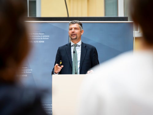 “Il multilinguismo è un tema fondamentale per la nostra scuola, perché rappresenta un vantaggio per l'apprendimento delle lingue, ma ha anche un effetto positivo sull'interdisciplinarità, sulla flessibilità e sulla collaborazione”, ha sottolineato l'assessore Daniel Alfreider. (Foto: USP/Fabio Brucculeri)