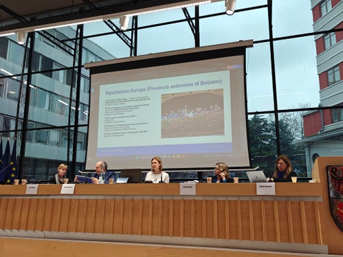 Per una mattinata, i relatori hanno parlato della Commissione europea, delle sue istituzioni, dei suoi membri, dei primi 100 giorni di mandato e dei numerosi programmi di finanziamento che possono essere offerti in Alto Adige e in Trentino grazie ai fondi dell'UE. (Foto: USP)