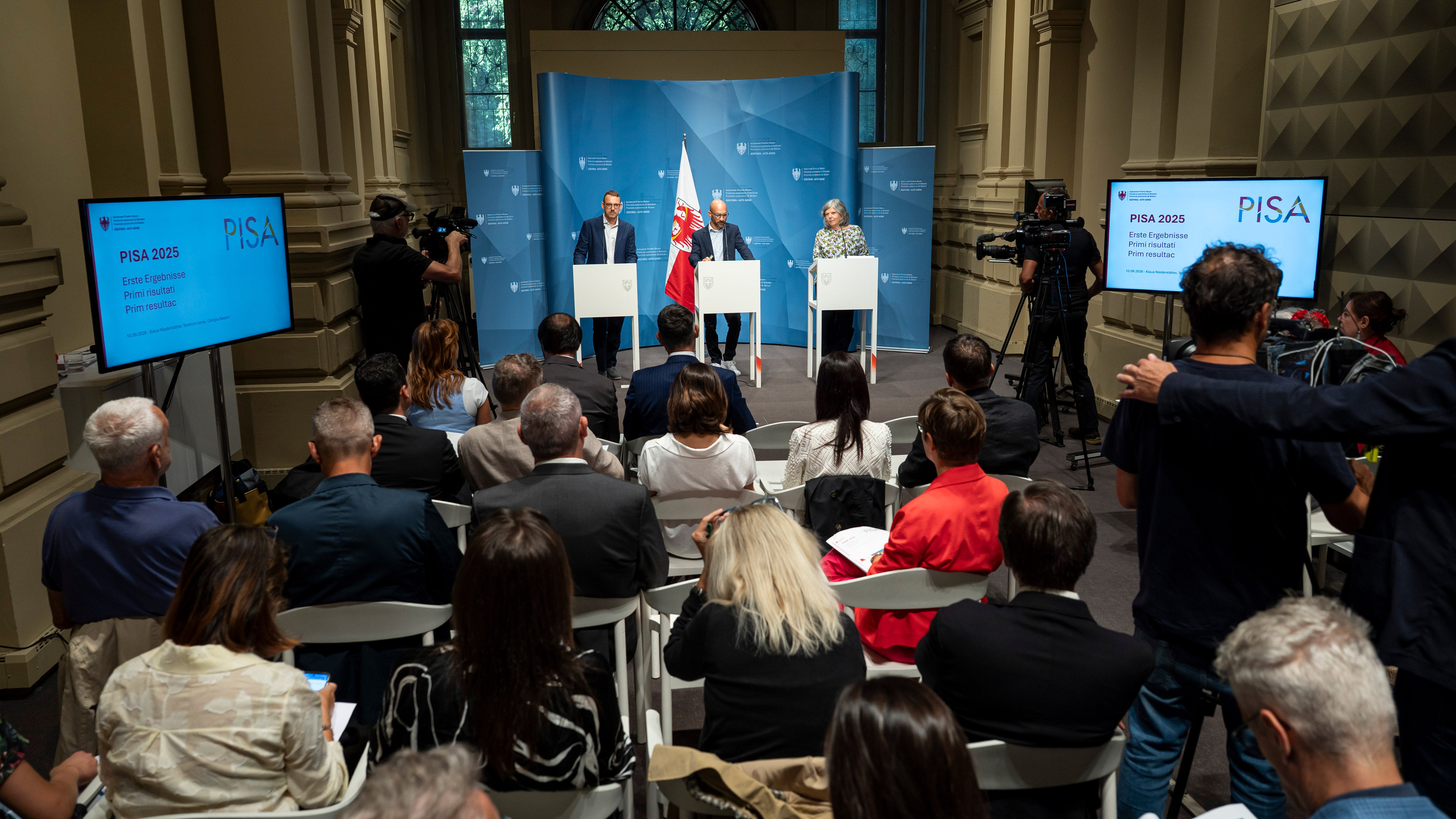 Die drei Führungskräfte der Landesevaluationsstellen und die drei Bildungslandesräte haben am 10. September die Südtiroler Ergebnisse der OECD-PISA-Studie im Pressesaal im Landhaus 1 in Bozen vorgestellt. (Foto: LPA/Fabio Brucculeri)