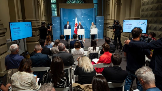 Die drei Führungskräfte der Landesevaluationsstellen und die drei Bildungslandesräte haben am 10. September die Südtiroler Ergebnisse der OECD-PISA-Studie im Pressesaal im Landhaus 1 in Bozen vorgestellt. (Foto: LPA/Fabio Brucculeri)