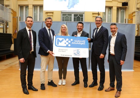 Nella foto da sinistra a destra: il direttore del Dipartimento Infrastrutture e Mobilità, Martin Vallazza, l'assessore Daniel Alfreider, Gunde Bauhofer (direttrice del Centro Tutela Consumatori Utenti), Helmuth Sartori (presidente dell'Associazione Esercenti Funiviari dell'Alto Adige), il presidente della Provincia Arno Kompatscher e Joachim Dejaco (direttore Generale di Sta - Strutture Trasporti Alto Adige SpA). (Foto: ASP/Ingo Dejaco) 