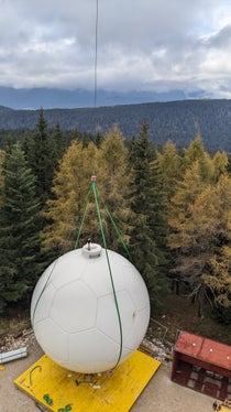 In diesen Tagen wurde auf dem Turm das Radom installiert, das die Antenne vor Witterungseinflüssen schützt. (Foto: LPA/Dienst für Risikoprävention und CUE Trient)