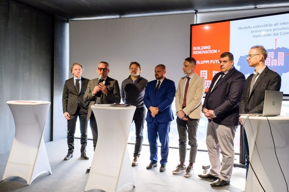 Das Projekt "Building Renovation+" wurde heute (Montag, 2. Dezember 2024) vorgestellt. Im Bild (von links): Sergio Lovecchio, Landesrat Christian Bianchi, Ulrich Klammsteiner der Generaldirektor der Klimahaus-Agentur, Abteilungsdirektor Daniel Bedin, Marco Massaria von ENGIE, Francesco Righi von Dolomiti Energia und Marco Castagna vom Institut für Erneuerbare Energie der EURAC. (Foto: LPA/Gianluca Crocco)