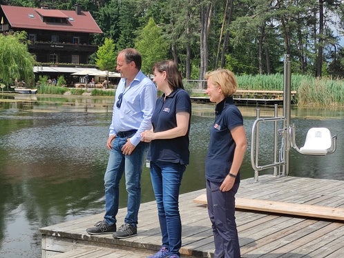 L'assessore provinciale Vettorato (nella foto a sinistra) con Alberta Stenico e Renate Alber del Laboratorio biologico provinciale durante il sopralluogo al laghetto di Fiè. Anche quest'anno la qualità dell'acqua in tutti gli otto laghi balneabili dell'Alto Adige è eccellente. (Foto: ASP/Laboratorio Biologico)