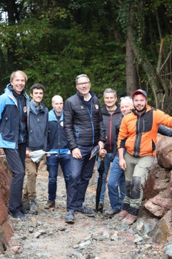 Baustellenbesichtigung Tisenerbach (von links): Agenturdirektor Klaus Unterweger, Bauleiter Christian Kofler, Amtsdirektor Thomas Thaler, Landeshauptmann und Bevölkerungsschutzlandesrat Arno Kompatscher, Bürgermeister Christoph Matscher, Funtkionsbereichsdirektor Fabio De Polo, Baggerist Dominik Winkler (Foto: LPA/Maja Clara)