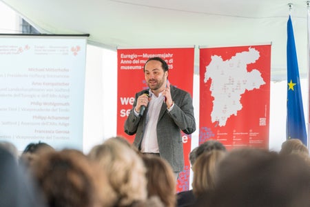 L'assessore provinciale alla cultura in lingua tedesca Philipp Achammer: “Con la loro interconnessione, i musei dell'Euregio creano uno spazio in cui la conoscenza e la cultura non solo vengono preservate, ma anche rese vivibili in modo sostenibile e vivo”. (Foto: USP/Daniel Von Johnston)