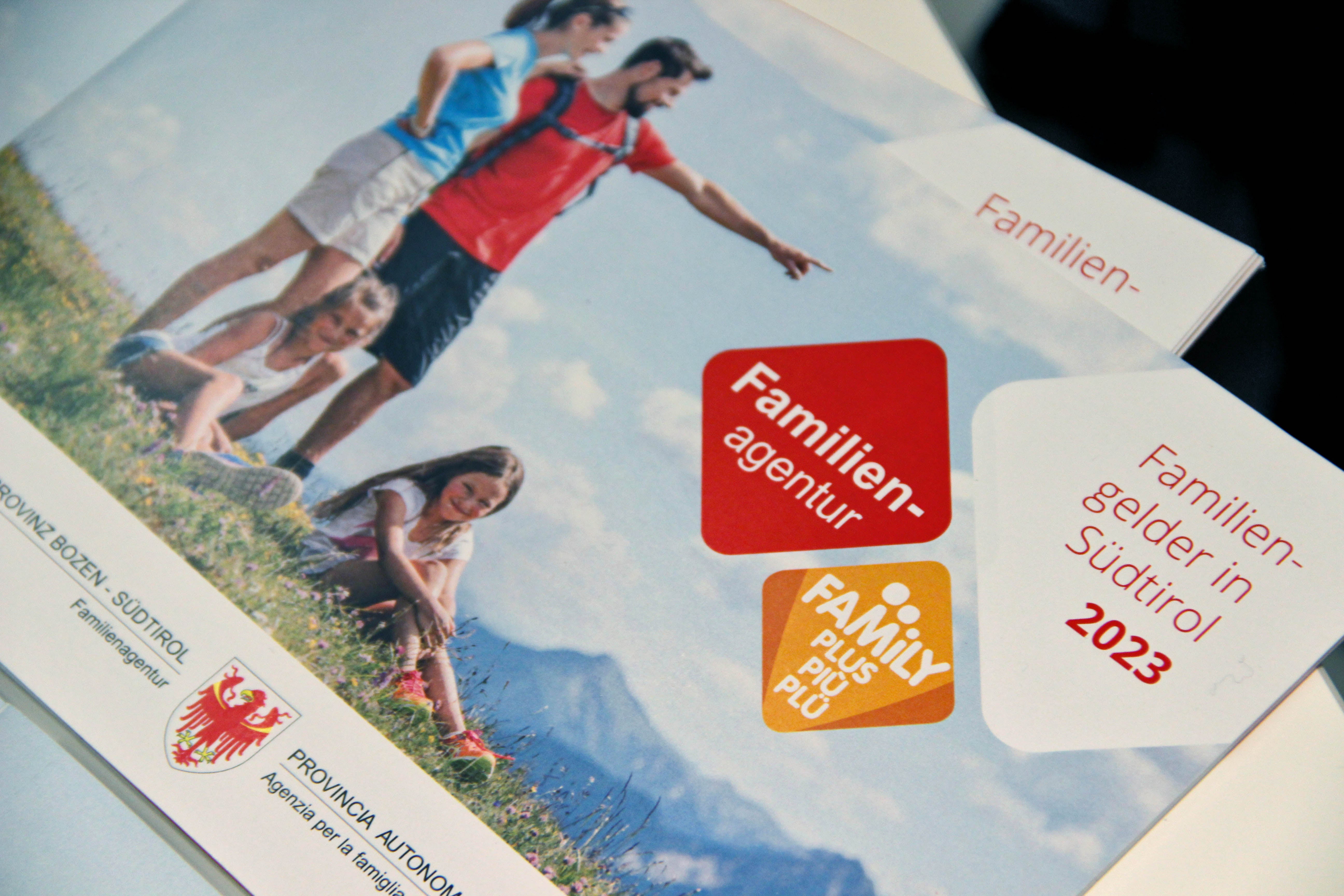 Der Familienbeirat hat sich mit den Leistungen für Familien in Südtirol befasst und spricht sich für Anpassungen beim Landeskindergeld aus. (Foto: LPA/Greta Stuefer)