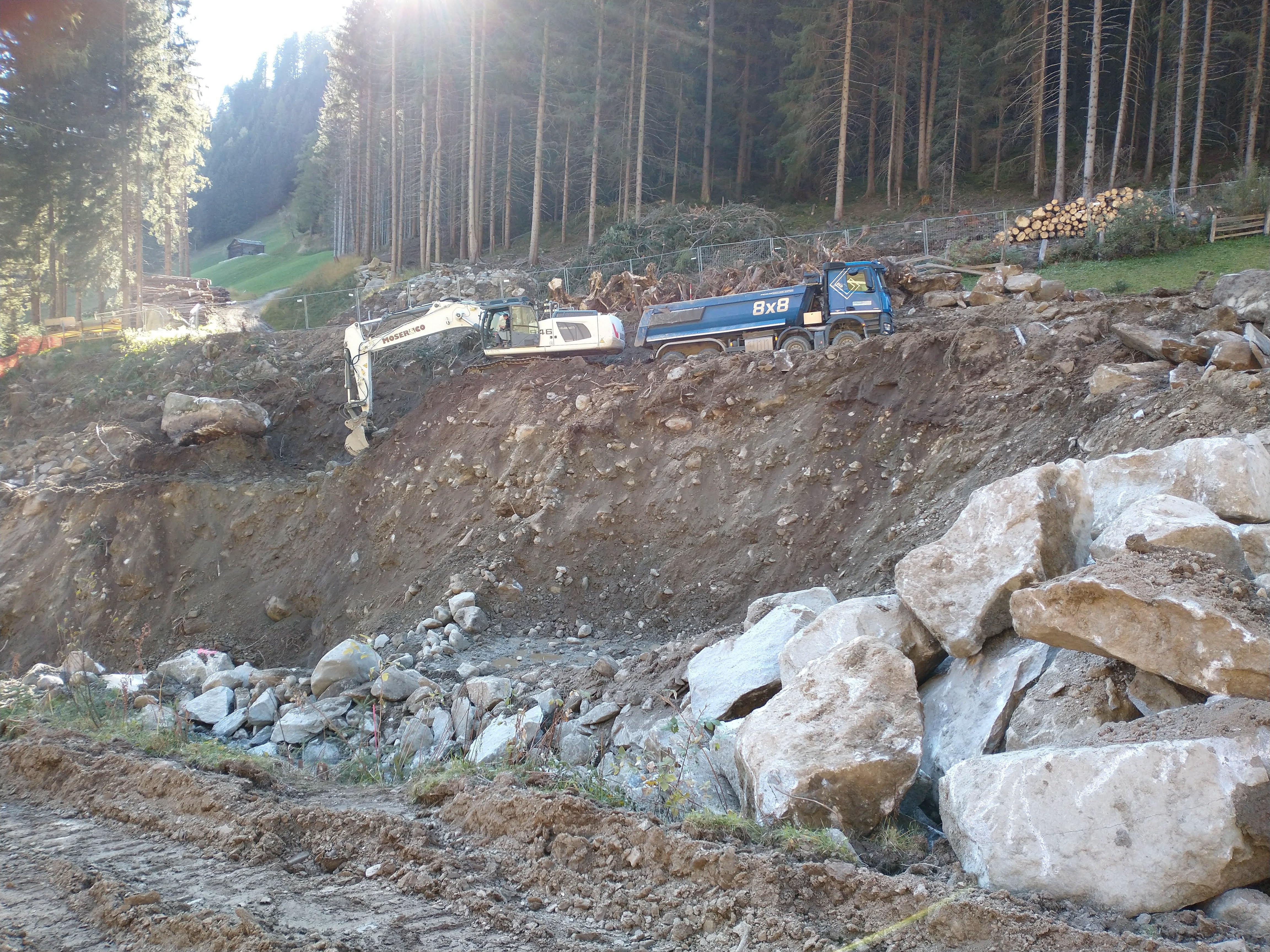 L'Ufficio per la sistemazione dei bacini montani Est riprende i lavori per la protezione dalle inondazioni di Riobianco realizzando una barriera di contenimento sul rio di Mezzo (Foto: ASP/Ufficio per la sistemazione dei bacini montani Est)