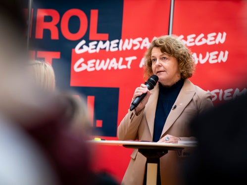 Gewalt ist niemals Privatsache. Wer Gewalt erlebt hat und gerichtlich gegen dieses Verbrechen vorgeht, muss kompetent und angemessen begleitet werden, sagt Landesrätin Rosmarie Pamer und erinnert daran, dass es seit Jänner 2024 möglich ist bei den Sozialsprengeln um den Solidaritätsbeitrag für rechtlichen Beistand für Frauen, die Opfer von Gewalt und Misshandlung sind anzusuchen. (Foto: LPA/Fabio Brucculeri)