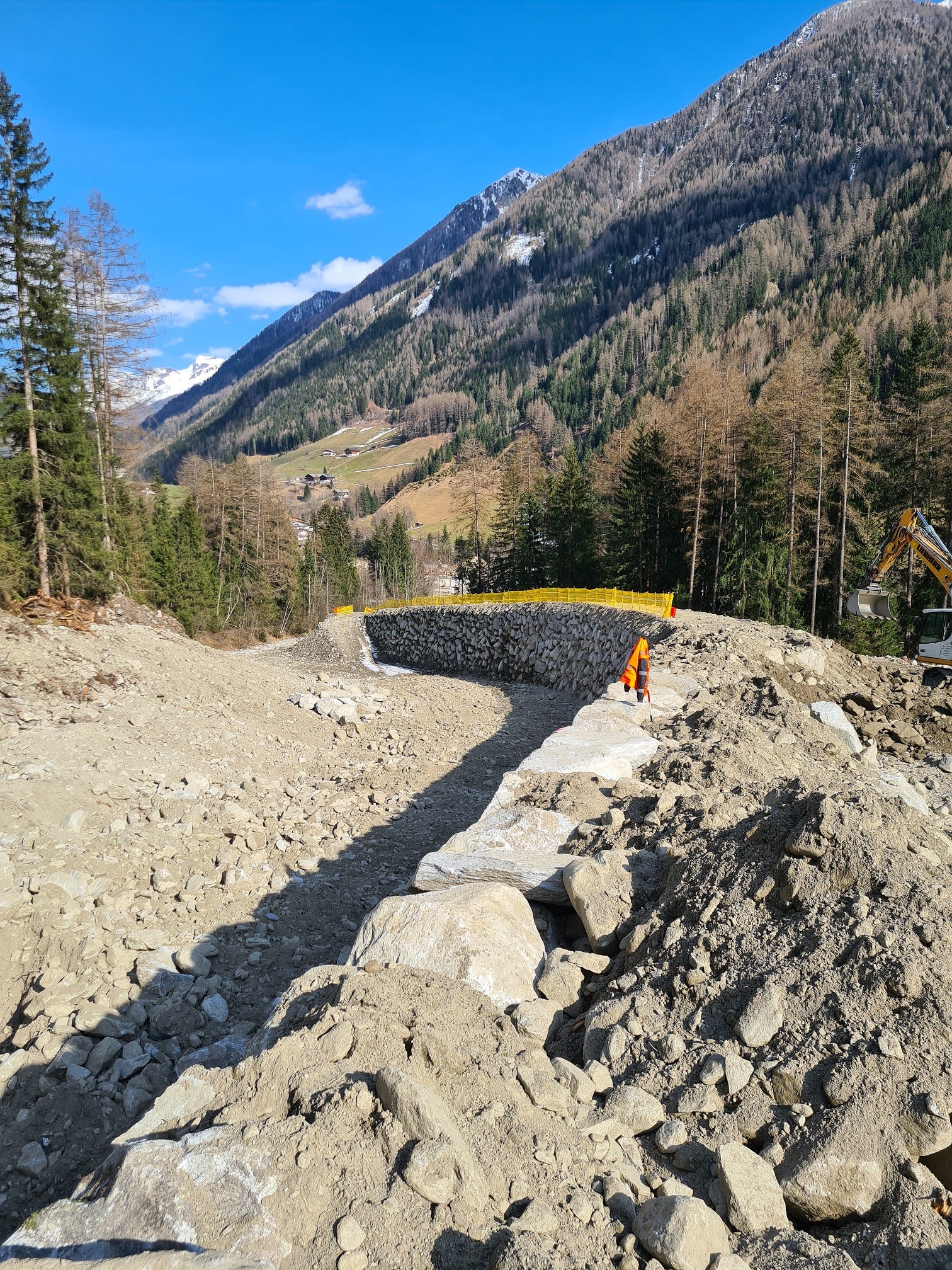 L'Ufficio sistemazione bacini montani Est ha messo in sicurezza il rio di Valle a San Giacomo in Valle Aurina con due nuovi argini deviatori (Foto:ASP/Ufficio sistemazione bacini montani Est)