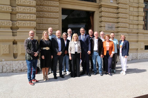 I rappresentanti di Alto Adige sociale hanno incontrato oggi (10 maggio) il presidente Arno Kompatscher, le assessore Rosmarie Pamer e Magdalena Amhof e l'assessore Hubert Messner. (Foto: ASP/Carmen Kollmann)