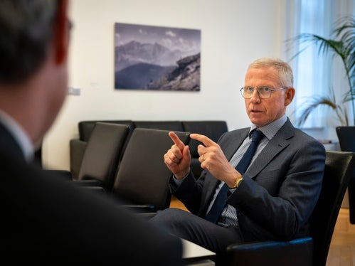 Il prefetto Vito Cusumano non ha fatto mancare da parte sua stima e lodi per l’Alto Adige, sottolineandone la qualità della vita, del lavoro e dei servizi, oltreché delle virtuose diversità che caratterizzano questa terra. Al commissario del Governo è stata riconosciuta dal presidente una grande sensibilità verso le caratteristiche e le peculiarità del territorio. (Foto: USP/Fabio Brucculeri)