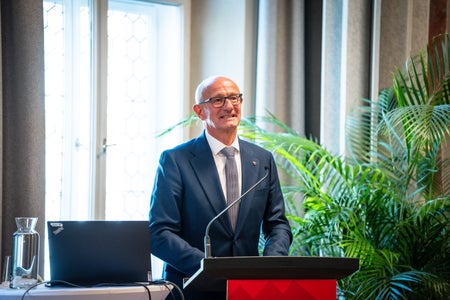 Euregio-Präsident, Landeshauptmann Anton Mattle (Tirol): „Die Euregio-Jobbörse ist ein wichtiger Schritt, um Austausch und Zusammenarbeit im Arbeitsmarkt der Länder Tirol, Südtirol und Trentino weiter zu stärken.“ (Foto: Land Tirol/Fitsch)