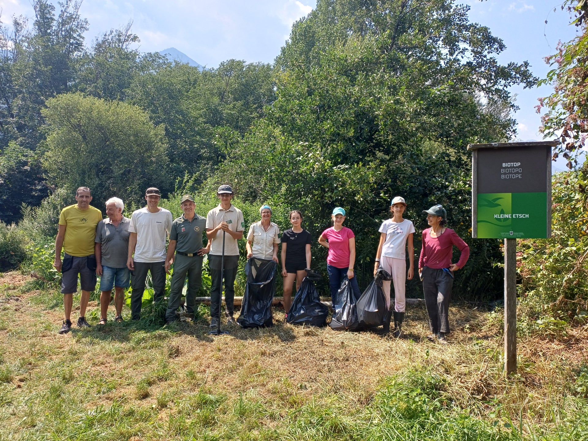 Für den Naturschutz im Einsatz: Teilnehmende Jugendliche der Aktion Friday for nature im Biotop Kleine Etsch bei Staben in Naturns mit den Fachexpertinnen und Fachexperten. (Foto: LPA/Landesamt für Natur)