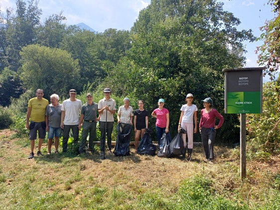 Impegnati nella tutela della natura: i giovani e le giovani partecipanti all’iniziativa “Friday for nature” nel biotopo del Kleine Etsch presso Stava, a Naturno, insieme agli esperti del settore. (Foto: USP/Ufficio provinciale Natura)