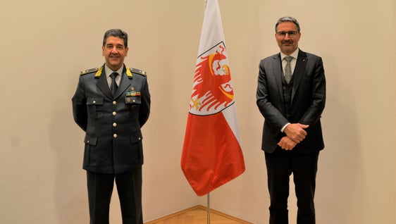 Der neue Kommandant der Finanzwache Trentino-Südtirol, Guido Zelano (l.), hat heute Landeshauptmann Arno Kompatscher seinen Antrittsbesuch abgestattet. (Foto: LPA/Igor Cocca)