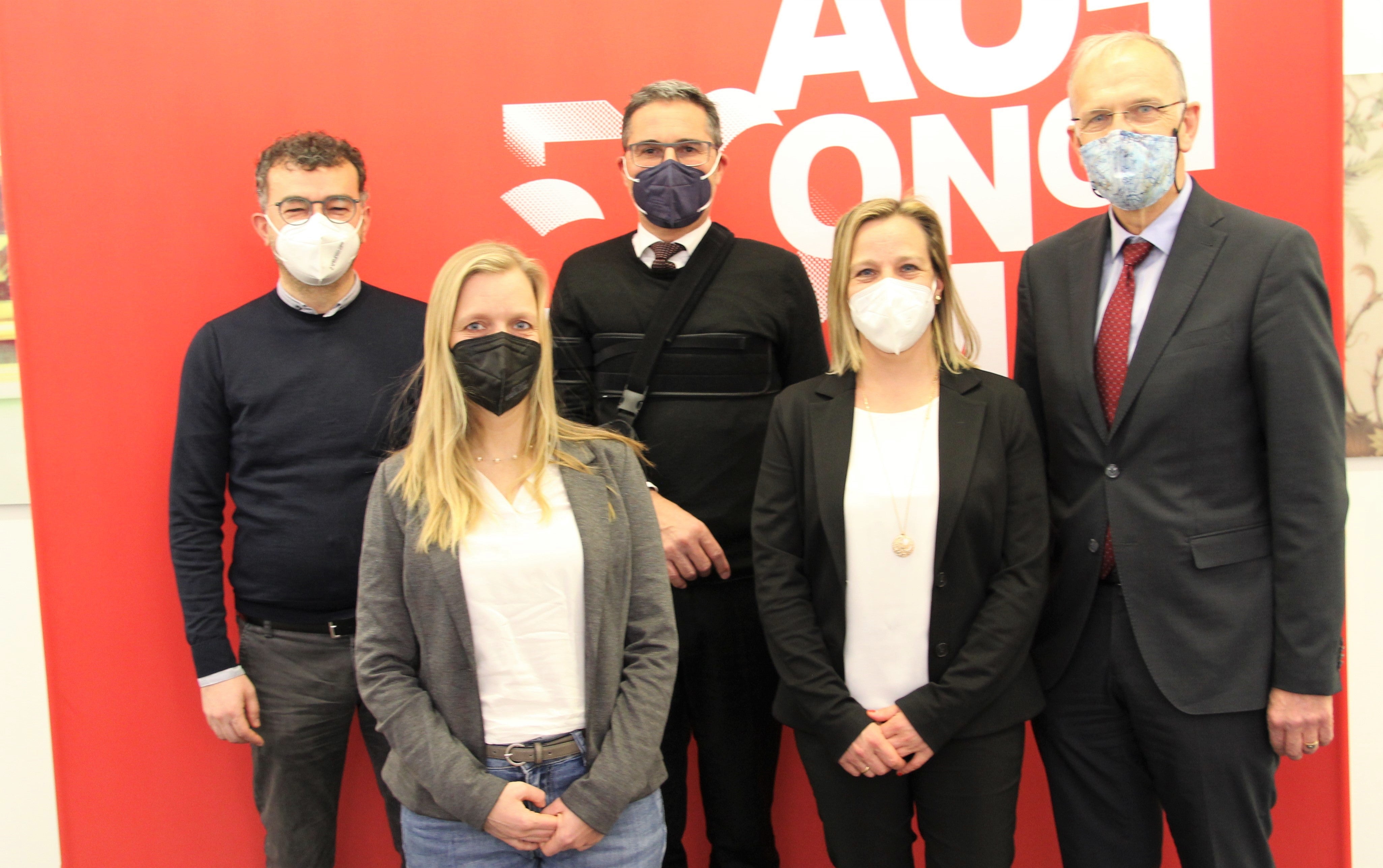 Il presidente Kompatscher (al centro) con i membri del consiglio dell'Associazione dei segretari comunali (da sinistra) il vicepresidente Mair, Götsch, Sulser, presidente Elsler (Foto: ASP/Guido Steinegger) 