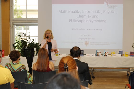 Die Koordinatorin des Arbeitsbereiches Begabten- und Begabungsförderung an der Pädagogischen Abteilung der Deutschen Bildungsdirektion Siglinde Doblander bei der heutigen Prämierung der Mathematik-, Informatik-, Physik-, Chemie- und Philosophie-Olympiaden (Foto: LPA/Deutsche Bildungsdirektion/Verena Hilber)

