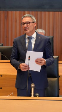 “Investiamo nella qualità della vita, nella sicurezza sociale e nello sviluppo sostenibile. Insieme stiamo creando un Alto Adige più socialmente equo, più vivibile e nuovamente accessibile”, ha dichiarato Kompatscher. (Foto: Consiglio della Provincia autonoma di Bolzano/Werth)