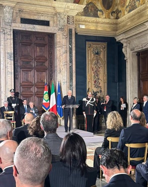 Staatspräsident Sergio Mattarella (am Podium) beim Weihnachtsempfang, an dem auch Landeshauptmann Arno Kompatscher teilgenommen hat. (Foto: LPA)
