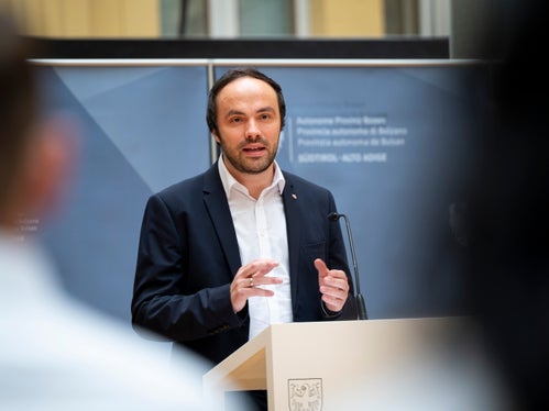 Wenn wir unsere Innovationsfähigkeit stärken wollen, müssen wir die Begeisterung für Technologie und Wissenschaft schon von klein an fördern. Projekte wie MiniNOI setzen genau dort an, weshalb die Investition in mehr Raum für dieses Projekt eine zukunftsgerichtete und strategische Entscheidung ist, sagt Landesrat Philipp Achammer. (Foto: LPA/Fabio Brucculeri)