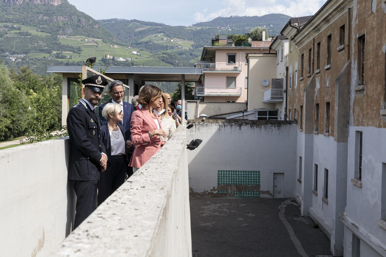 Ministerin Cartabia und Landeshauptmann Kompatscher wurden bei ihrem Gefängnisbesuch von Gefängnisdirektorin Maria Grazia Bregoli begleitet. (Foto: LPA/Sorvillo)