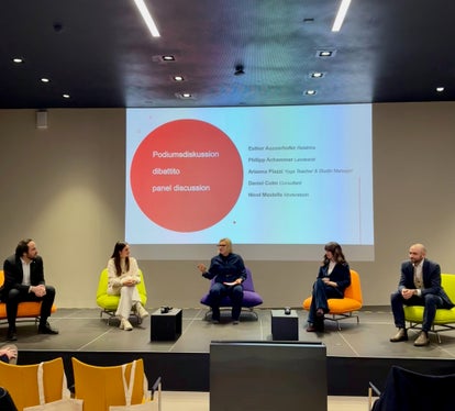 Bei der Podiumsdiskussion mit (im Bild v.l.) Landesrat Achammer, Arianna Piazzi, Nicol Mastella, Esther Ausserhofer und Daniel Colm standen Berufs- und Karrieremöglichkeiten im Fokus. (Foto: Landesamt für Hochschulförderung/Marieke Volgger)