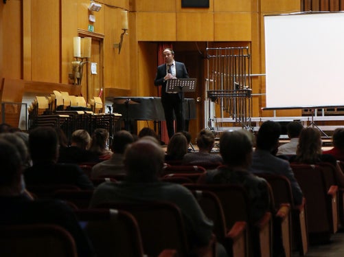 Eigenverantwortung lässt sich niemals von kollektiver Verantwortung trennen, wenn es darum geht, Verantwortung für alle Teile der Gesellschaft, bis hin zu den Schwächsten, zu übernehmen, betonte LR Achammer bei der Eröffnungskonferenz. (Foto: LPA/Peter Natter)