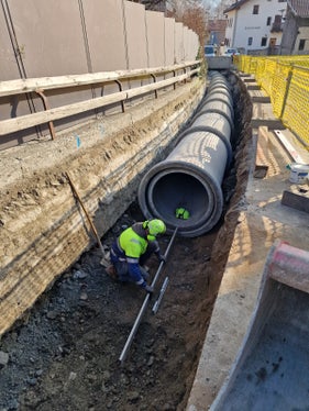 Lungo il rio Matatsch a Corzes, frazione di Silandro, l’Ufficio Sistemazione bacini montani ha eliminato le vecchie tubazioni in lamiera ondulata posando nuove condotte in cemento armato, dal diametro maggiore e quindi con una capacità di deflusso molto più alta. (Foto: USP/Ufficio Sistemazione bacini montani ovest dell’Agenzia per la Protezione civile)