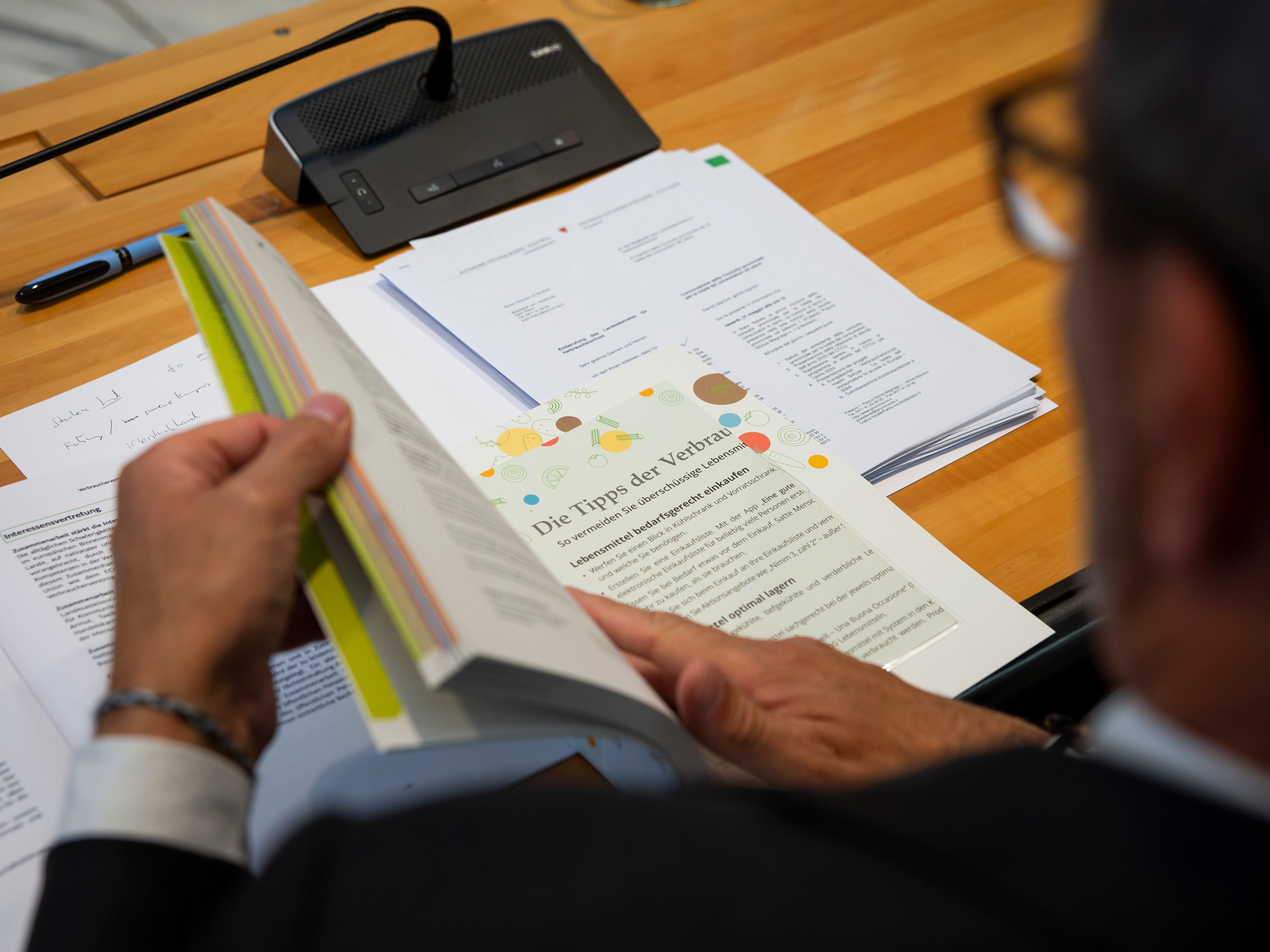 Großes Interesse am Verbraucherschutz zeigt Landeshauptmann Arno Kompatscher. Er ist der Vorsitzende des Landesbeirates für Verbraucherschutz. (Foto: LPA/Fabio Brucculeri)