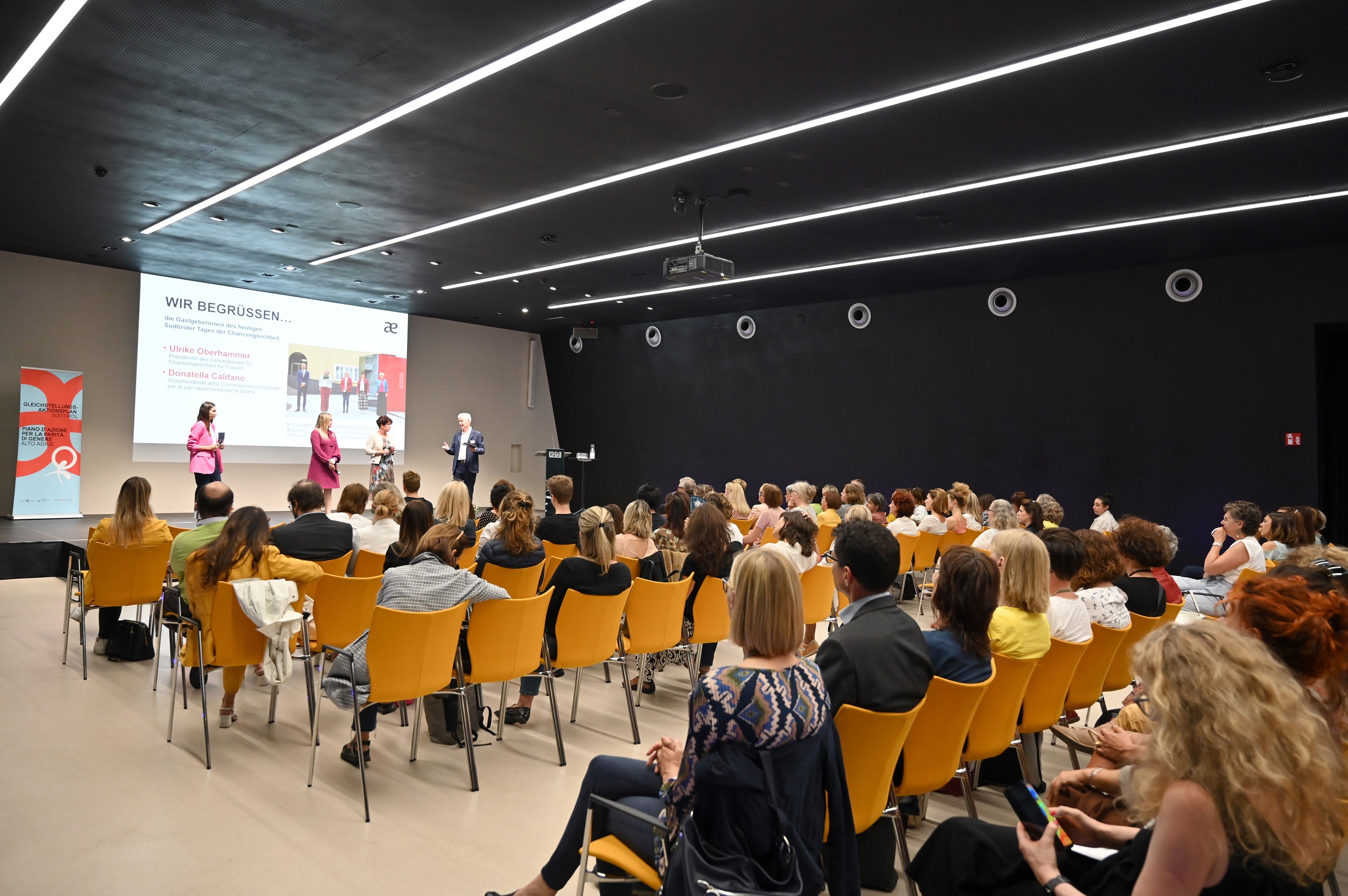Tante persone sono coinvolte nell'elaborazione del piano d'azione per la parità di genere dell'Alto Adige Æquitas, oggi è stato presentato un primo bilancio dei lavori. (Foto: ASP/Manuela Tessaro)