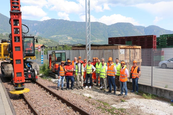 Mobilitätslandesrat Daniel Alfreider, die Techniker der Inhousegesellschaft Sta und der Firmen G.C.F. Generale Costruzioni Ferroviarie und  INEO Scle Ferroviarie haben einen gemeinsamen Lokalaugenschein an der Baustelle bei Algund entlang der Vinschger Bahnstrecke vorgenommen. (Foto: LPA/Patrick Thaler)