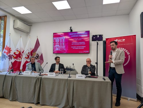 Runder Tisch: Vertreter aller Euregio-Länder stellten Strategien und Projekte für eine nachhaltige und innovative Wohnungspolitik vor: (v. l.) Franz Mariacher (TIGEWOSI), Leonhard Resch (Arche, KVW), Moderator Luciano Malfer (FBK) und der Trentiner Landesrat für Wohnbau Simone Marchiori. (Foto: Euregio)