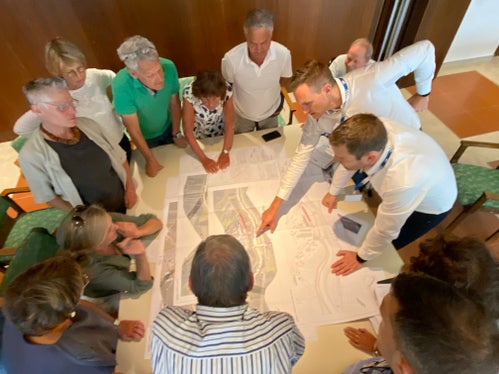 Vertreter des Landes und des Schienennetzbetreibers RFI erklärten Bürgerinnen und Bürgern den Ausbau der Bahnlinie von Bozen nach Meran. (Foto: LPA)