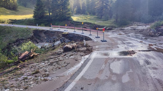 Der Kompatschbach hat gestern die Landesstraße zum Würzjoch bei Untermoj vermurt; die Straße konnte gegen 23 Uhr wieder einspurig befahren werden. (Foto: LPA/Landesstraßendienst)