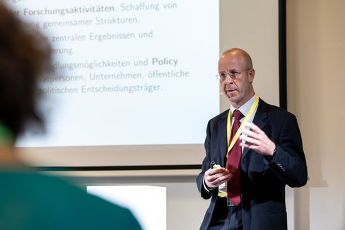 Die Herausforderungen der nächsten Jahre sind enorm, nur indem wir institutionenübergreifend zusammenarbeiten, können wir unser Know-how bündeln, unsere Aktivitäten in Forschung und Lehre abstimmen und Synergien nutzen, sagte Alexander Weissensteiner von der Freien Universität Bozen. (Foto: LPA/Luca Guadagnini)