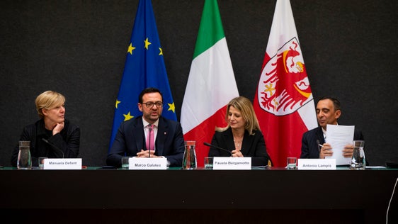 Il vicepresidente della Provincia autonoma di Bolzano Marco Galateo (nella foto il secondo da sinistra) ha rimarcato nel suo intervento come Piattaforma Economia 2030 nasca con una doppia vocazione: rilanciare il tema dell’economia nel dibattito pubblico&nbsp;e attivare percorsi nuovi e concreti di collaborazione tra chi produce,&nbsp;chi&nbsp;consuma e&nbsp;gli istituti&nbsp;di ricerca. (Foto: USP/Fabio Brucculeri)