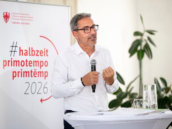 Der zusätzliche Spielraum, den Autonomiereform und neue Finanzregelung eröffnen, werde genutzt, um das Land besser auf Klimawandel und Extremwetter vorzubereiten, erklärte Arno Kompatscher bei der #halbzeit-Pressekonferenz im Landesdenkmalamt in Bozen. (Foto: LPA/Fabio Brucculeri)