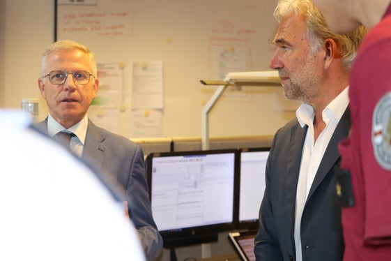 Dank für Einsatz rund um die Uhr: Regierungskommissär Vito Cusumano (l.) und Bevölkerungsschutzlandesrat Arnold Schuler in der Zentrale der Berufsfeuerwehr in der Agentur für Bevölkerungsschutz an der Drususallee in Bozen (Foto: LPA/Maja Clara)