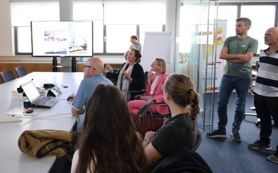 Bei einem Besuch der Landessagentur für Bevölkerungsschutz informierte sich Personallandesrätin Magdalena Amhof über die Arbeit der verschiedenen Dienste und sprach mit Mitarbeitenden über aktuelle Entwicklungen. (Foto: LPA/Alessia Mucci)