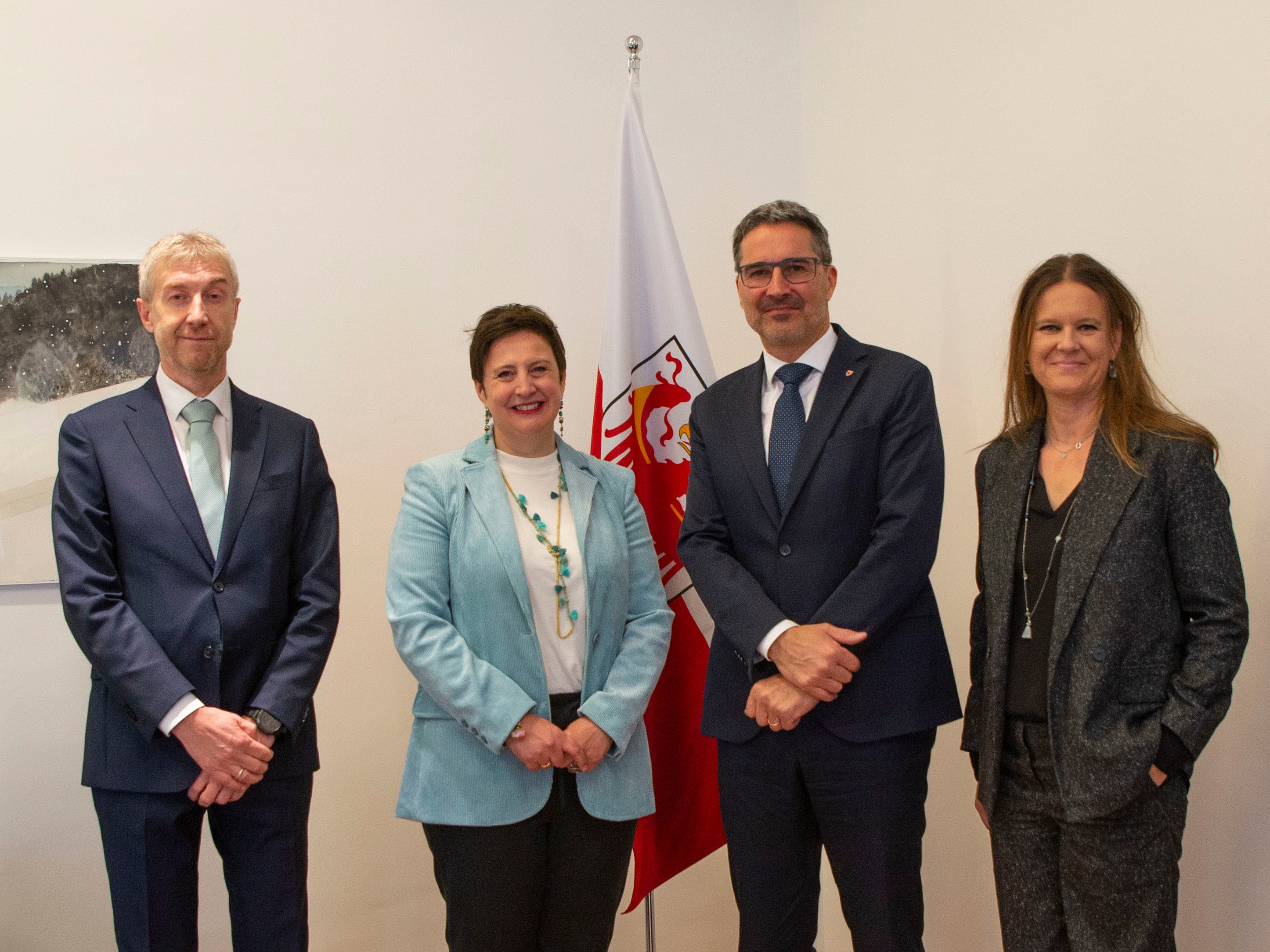 Il teatro e il suo ulteriore sviluppo sono stati i temi di un recente incontro tra i vertici della Vereinigte Bühnen Bozen VBB e il presidente Kompatscher. Da sinistra a destra: il vicepresidente Alexander Gasser, la presidente Judith Gögele, il presidente della Provincia, Arno Kompatscher, e la direttrice della VBB Irene Girkinger (Foto: ASP/Angelika Schrott)