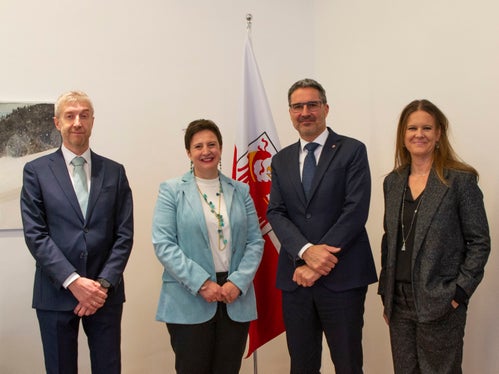 Il teatro e il suo ulteriore sviluppo sono stati i temi di un recente incontro tra i vertici della Vereinigte Bühnen Bozen VBB e il presidente Kompatscher. Da sinistra a destra: il vicepresidente Alexander Gasser, la presidente Judith Gögele, il presidente della Provincia, Arno Kompatscher, e la direttrice della VBB Irene Girkinger (Foto: ASP/Angelika Schrott)