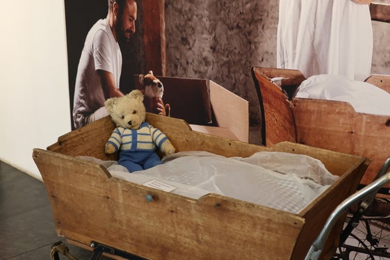 Die Wanderausstellung Meine Oma, meine Mutter und ich im Frauenmuseum Meran macht die oft unsichtbaren, generationenübergreifenden Folgen sexualisierter Gewalt sichtbar und lädt zur Auseinandersetzung und Aufarbeitung ein. (Foto: LPA/Katharina Fleischmann)