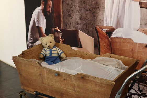 Die Wanderausstellung "Meine Oma, meine Mutter und ich" im Frauenmuseum Meran macht die oft unsichtbaren, generationenübergreifenden Folgen sexualisierter Gewalt sichtbar und lädt zur Auseinandersetzung und Aufarbeitung ein. (Foto: LPA/Katharina Fleischmann)