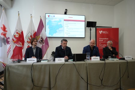 Ben tre i progetti tirolesi presentati a Casa Moggioli dai referenti dell’Università di Innsbruck: da sinistra Maximilian Gröber (Studi sui cambiamenti idrologici delle foreste tirolesi), Kurt Scharr e Georg Neuhauser del nuovo Centro interdisciplinare di Storia regionale dell’Euregio Tirolo-Alto Adige-Trentino e Günter Mühlberger (progetto del Catasto asburgico online). (Foto: Euregio)