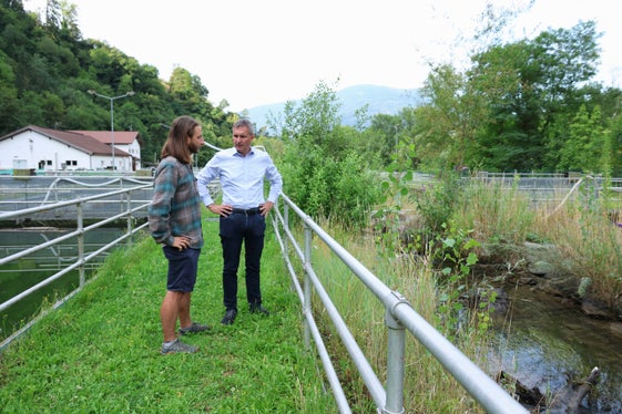 Landesrat Luis Walcher (rechts) hat das Aquatischen Artenschutzzentrum in Schenna besichtigt, im Bild mit dessen Koordinator Daniel Eisendle. (Foto: LPA/Ressort Landwirtschaft, Forstwirtschaft und Tourismus/Sabine Pitscheider)