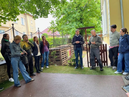 Besichtigung der Kompostierung bei einem Kindergarten im ungarischen Veszprém, die im Rahmen des CORE-Projekts eingerichtet wurde. (Foto: LPA/Landesagentur für Umwelt und Klimaschutz)

