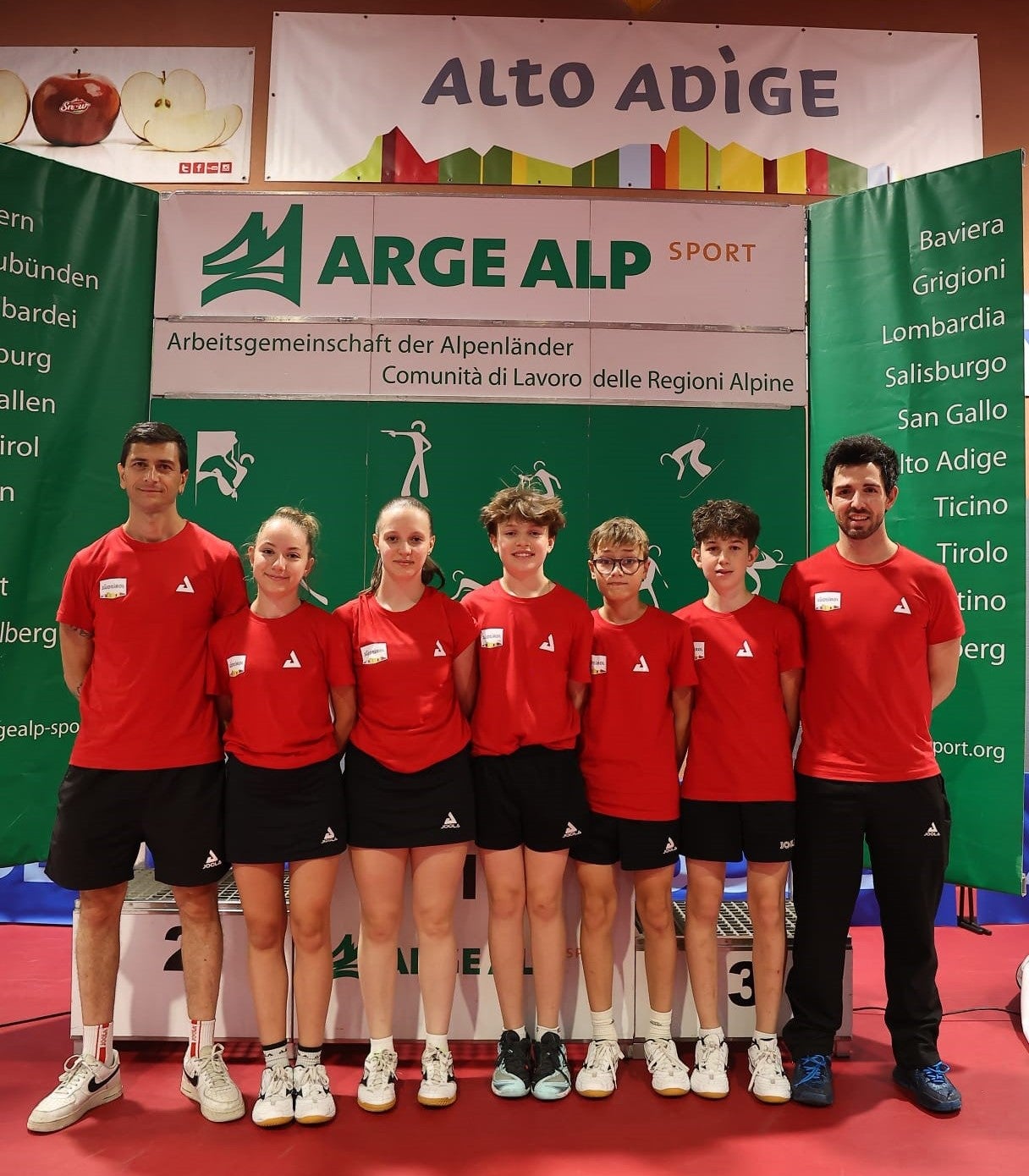Erfolgreiches Turnier für die jungen Südtiroler Tischtennisspielerinnen und -spieler: (v.l.)Vincenzo Delli Carri, Caroline Luini, Laura Depentori, Gabriel Viglianti, Filippo Rossetto, Jan Leonhard Bucci und Samuel De Chiara. (Foto: LPA)